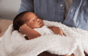 nyfött barn vaggas i Faderns armar